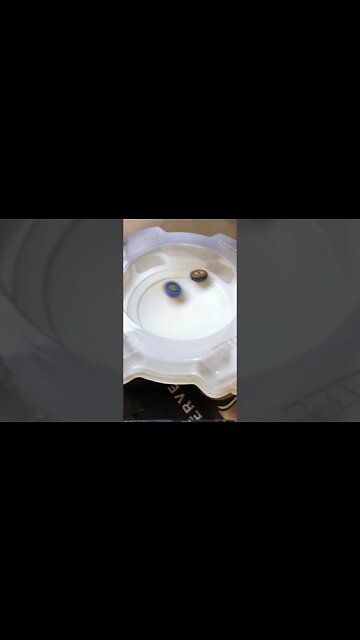 VALTRYEK VS FAFNIR 😨 (batalha de beyblade) #beyblade #beybladeburst #batalhadebeyblade