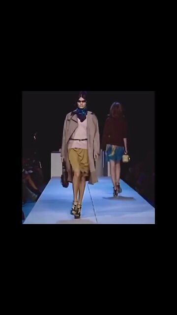 Isabeli Fontana walks the Louis Vuitton spring summer 2004 runway in Paris