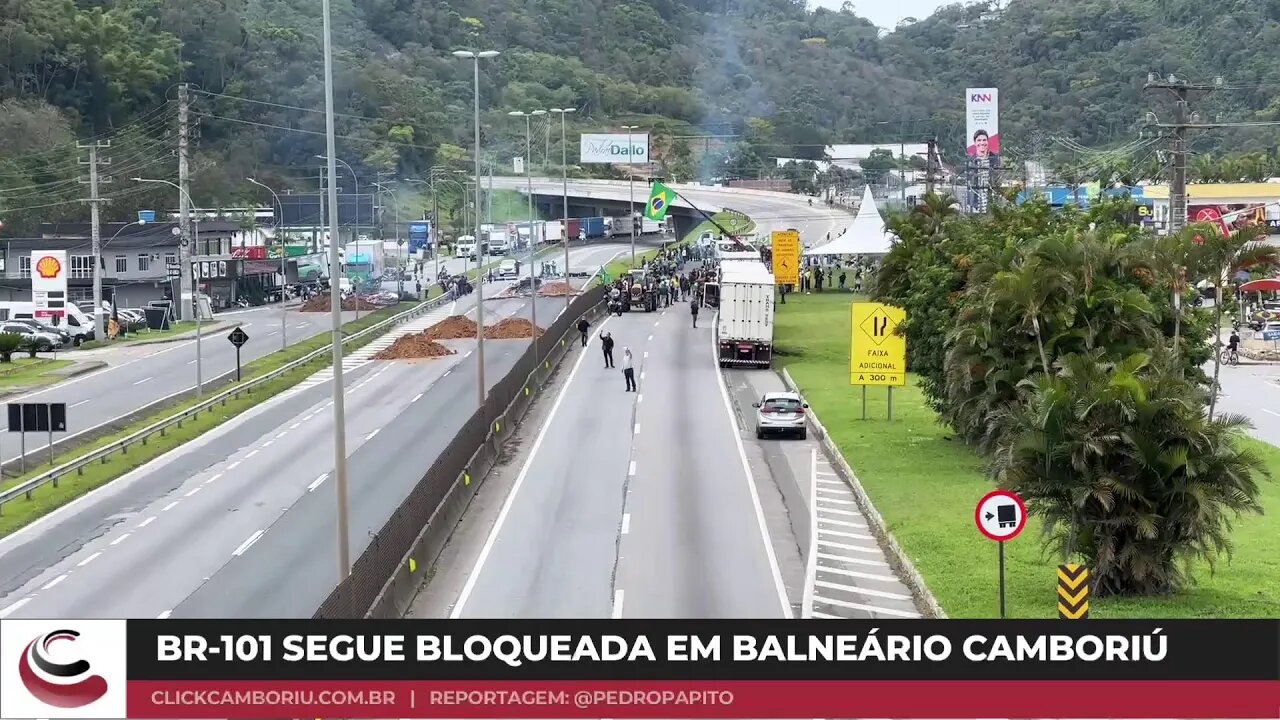 BR-101 segue bloqueada em Balneário Camboriú