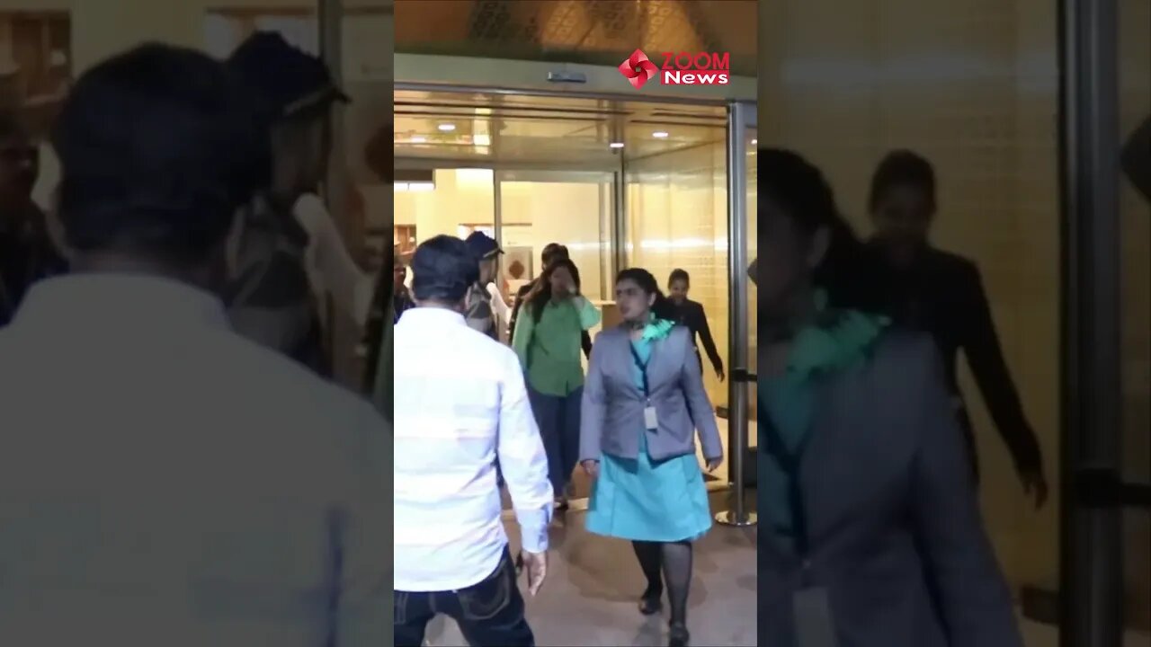 Shah Rukh Khan PUSHES fan trying to click a selfie away from him at airport #shorts #srk