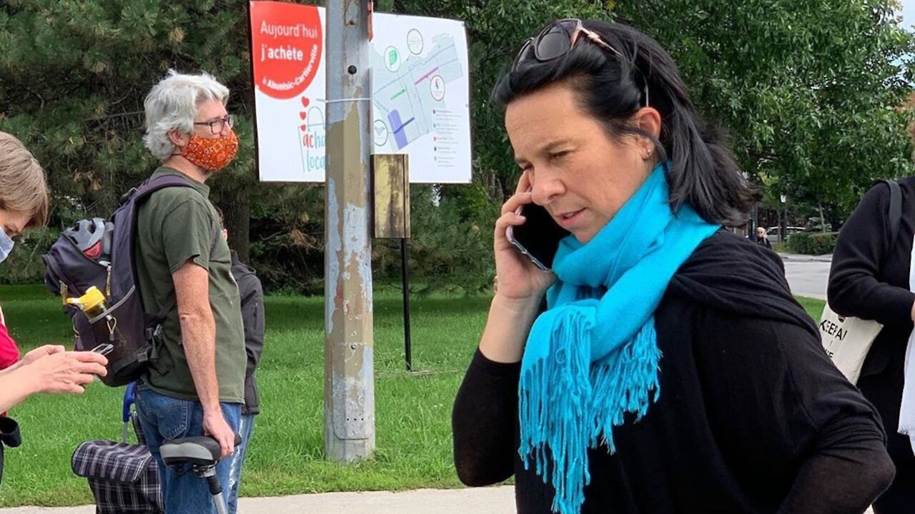 Valérie Plante intervient sur un chantier dangereux durant sa balade à vélo