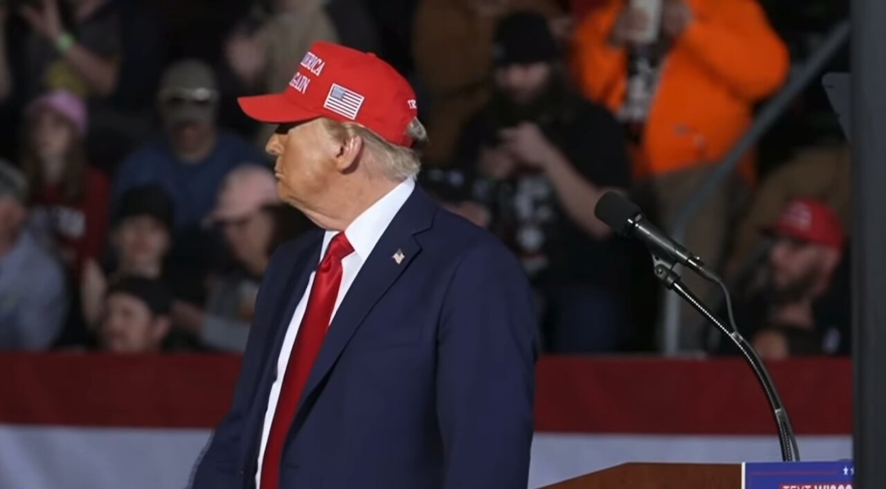 STUPID WRONG PICTURE! Trump fails performance at Juneau WI rally