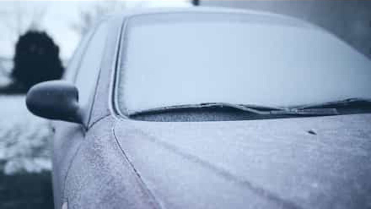 Les vitres de sa voiture sont pétrifiées dans la glace!