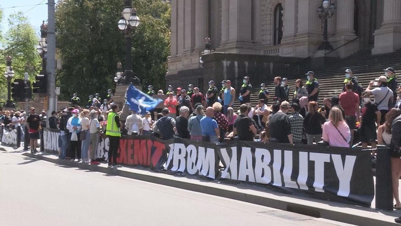 Australia: Anti-lockdown protesters demonstrate in front of Victorias parliament building