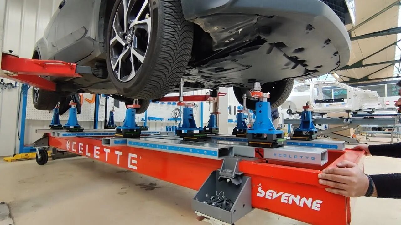 Car Universal Fixture System Cameleon training of the Celette distributor in France