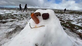 SOUTH AFRICA - Cape Town - Fun in the snow and snowcapped mountains(Video) (nf7)