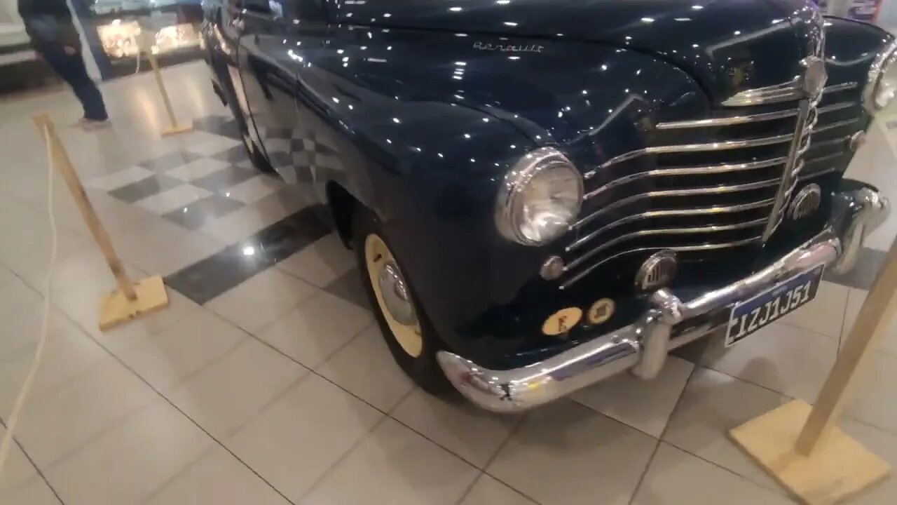 carros relíquias Renault colorale prairie do ano de 1951 veja