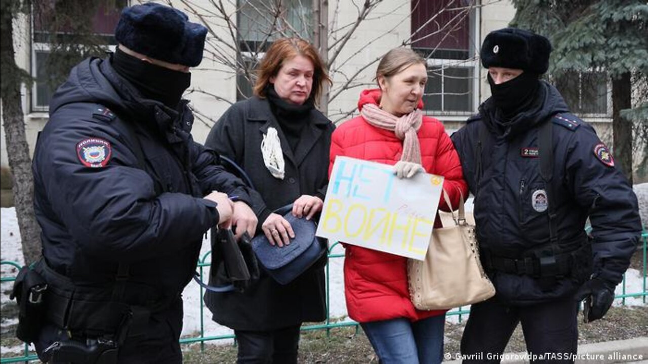 Russian men flee Ukraine War mobilization as others stay to protest