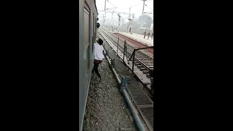 train paise mobile churate hue pakda Gaya