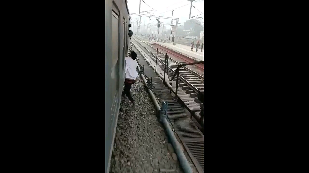 train paise mobile churate hue pakda Gaya