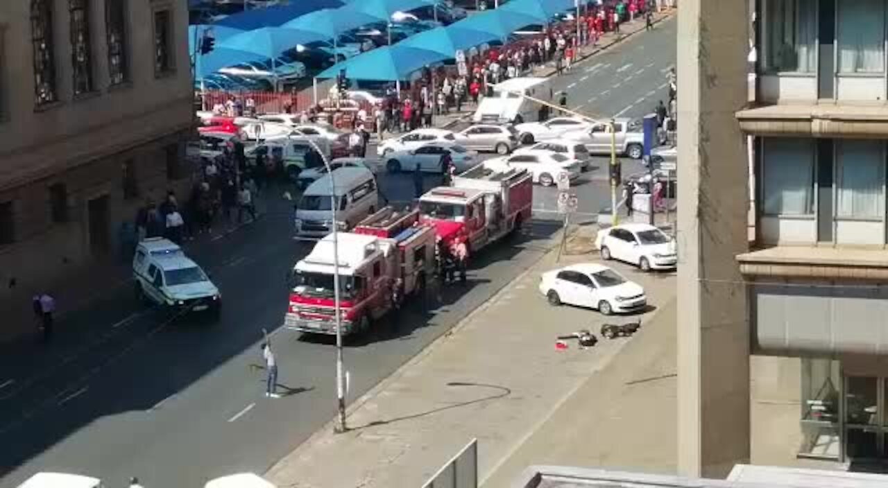 Firefighter falls from burning government building in Joburg CBD (7hv)