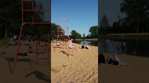 Trener kazał mi to zrobić na plaży 🤔 #insta #fun #salto #skills #skill #akro #akrobatyka #shortvideo