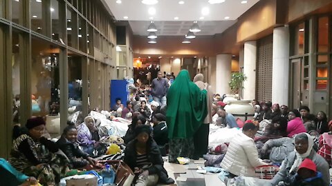 SOUTH AFRICA - Cape Town - Refugees and asylum seekers camp outside UN High Commissioner for Refugees (UNHCR) offices (Video) (GQY)