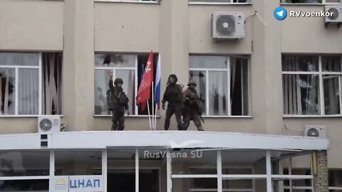 Hoisting of the Banner of Victory, flags of Russia and the DPR on the Liman administration building