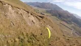 Pura adrenalina! Uma descida de parapente em alta velocidade