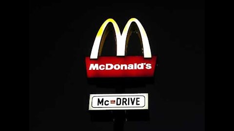 Jovem derruba comida de McDonald’s no carro