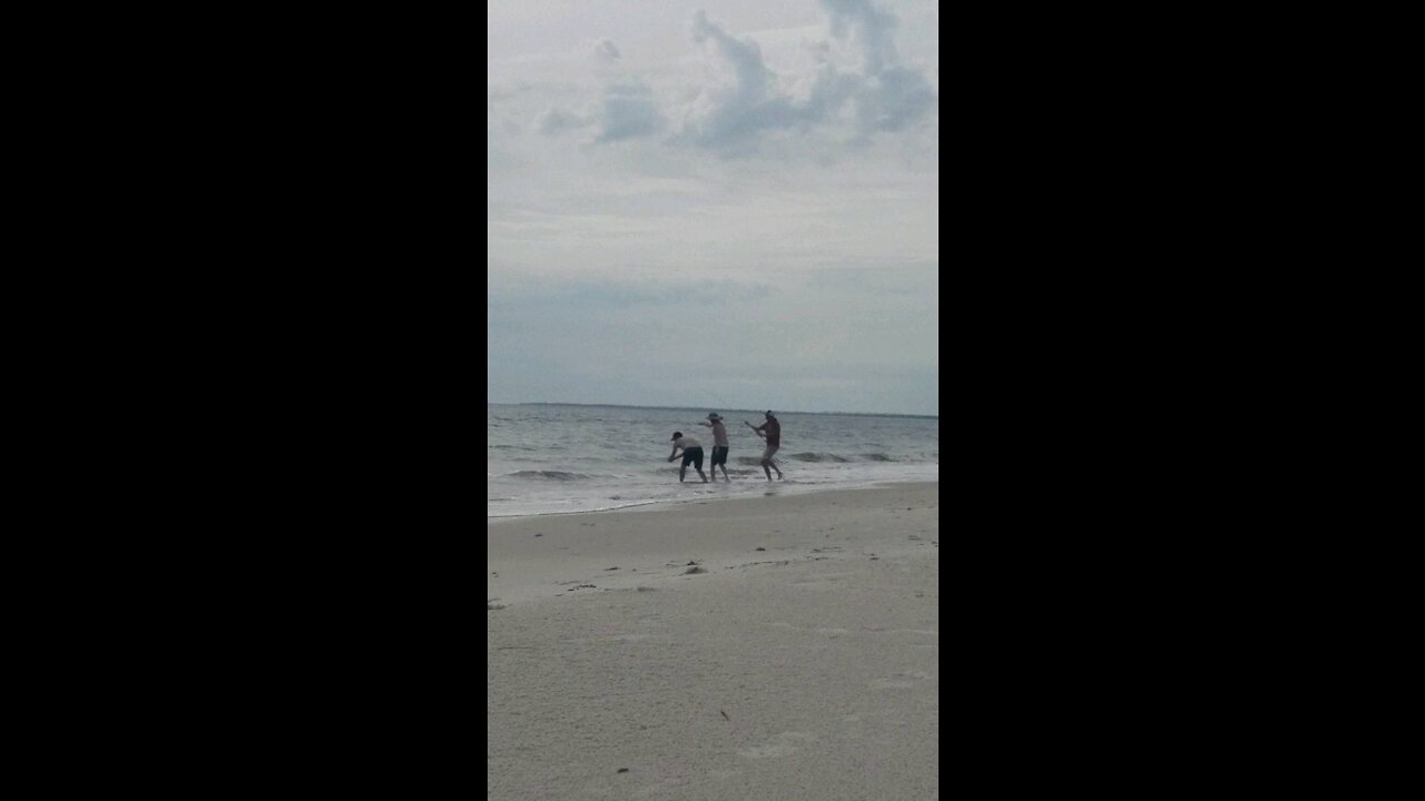 3 fishermen catch a stingray