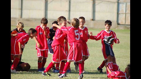 UK Ragazzi giocano a calcio 6 Aprile 2021