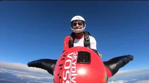 Guarda come fa paracadutismo questa coppia!