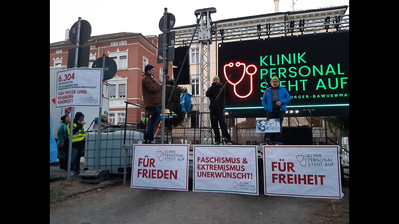 Tübingen 07.03.2022 - Klinikpersonal steht auf