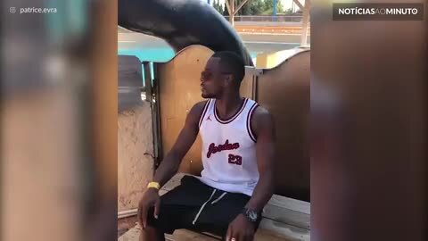 Patrice Evra faz amizade com uma foca