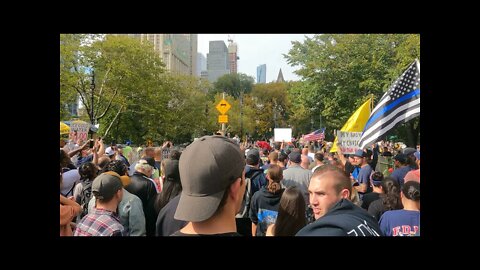 Mayoral Hopeful Curtis Sliwa greets Anti-Mandate Protesters