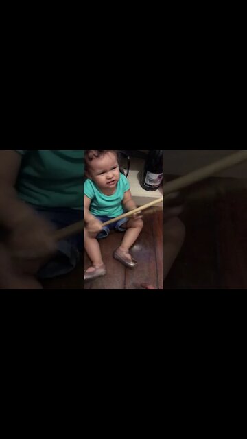 Criança ama tocar bateria baquetas - Child loves playing drumsticks - يحب الطفل لعب أفخاذ الطبل TOP