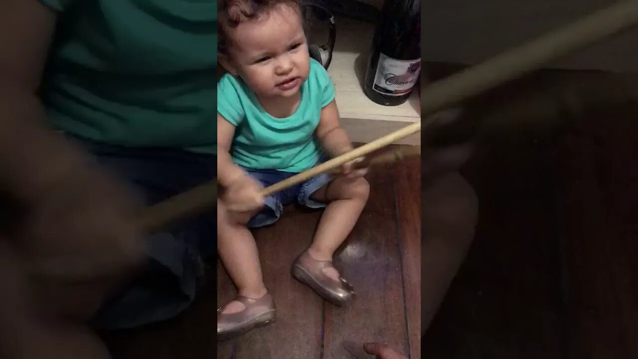 Criança ama tocar bateria baquetas - Child loves playing drumsticks - يحب الطفل لعب أفخاذ الطبل TOP