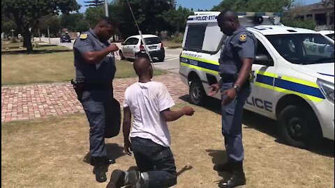 Port Elizabeth community apprehend suspected robber (9M6)