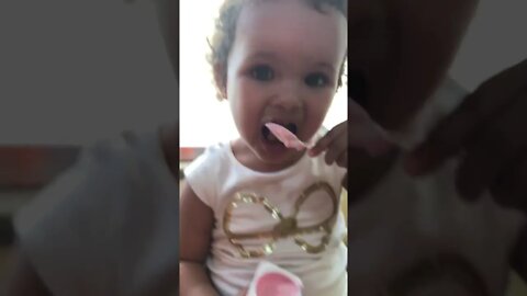 TOMANDO DANONINHO NO BALCAO DA PADARIA !!! LINDA MENININHA SE DIVERTINDO NA PADARIA PELA MANHA FELIZ