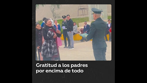 Al terminar la escuela de Policía, un chico honra a su madre