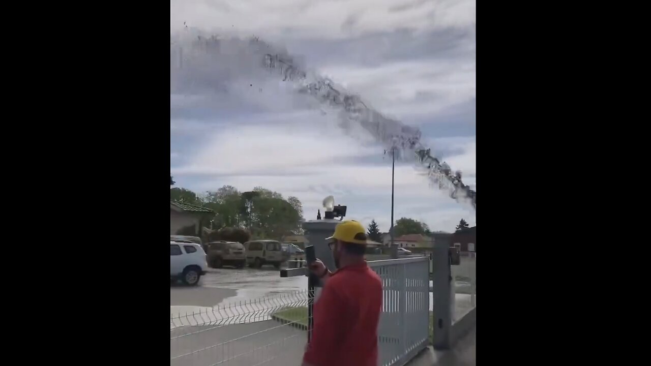 French farmers spraying fertilizer slurry on government building