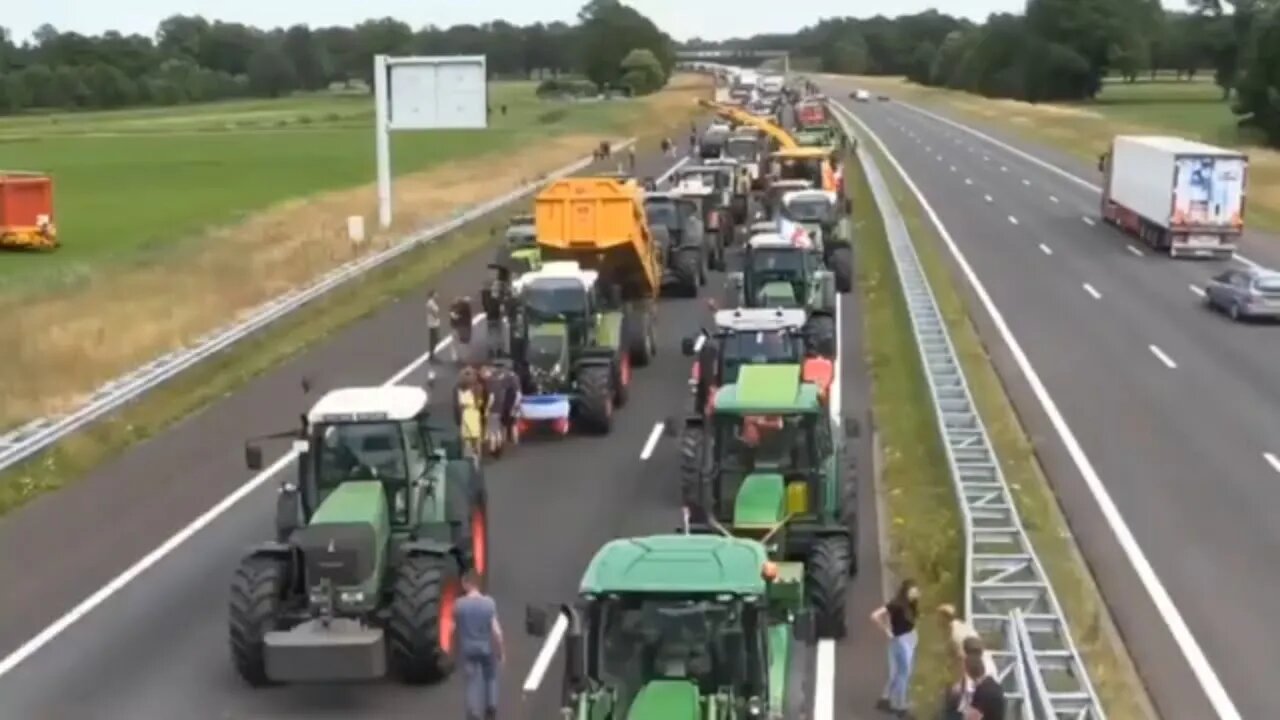 Dutch farmers are protesting new rules that will close farms & force them to kill off livestock