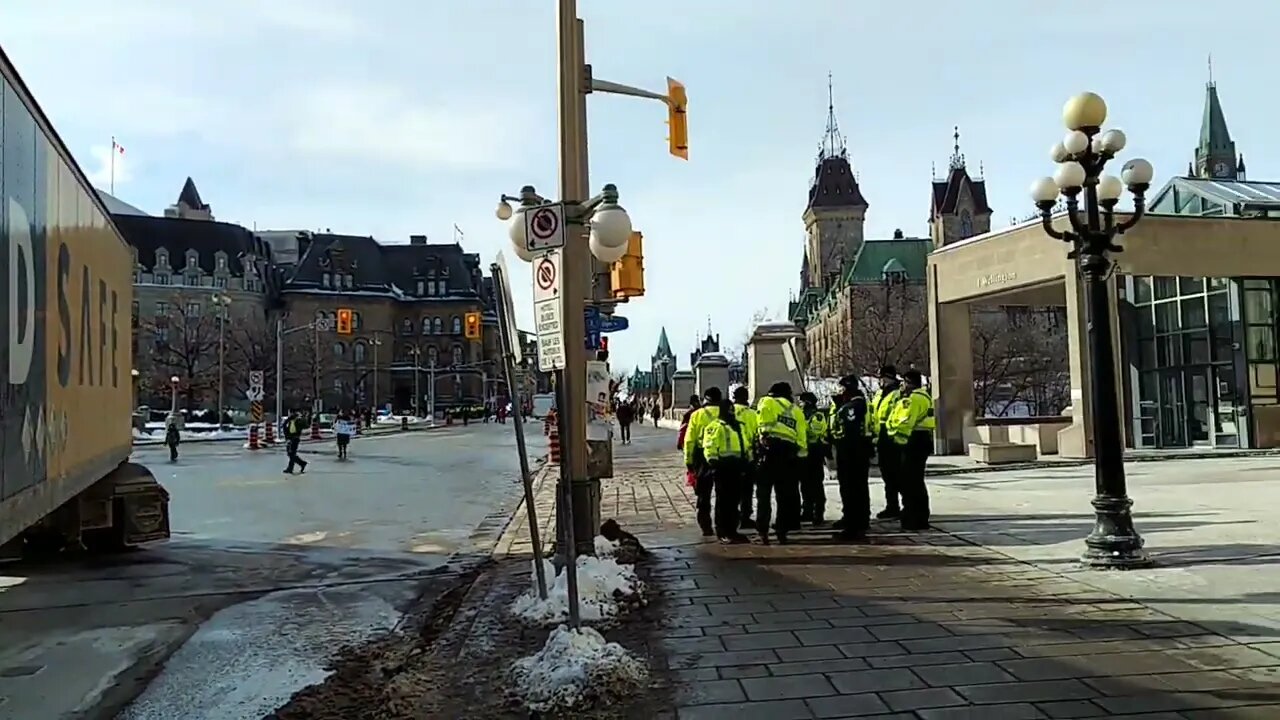 Police start showing up at Canadian Freedom Protest