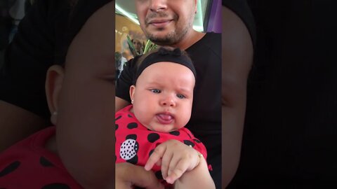 BEBÊ EXPERIMENTA AÇAI PELA PRIMEIRA VEZ - BABY EXPERIENCES AÇAI FOR THE FIRST TIME - आ - آش - アサイー