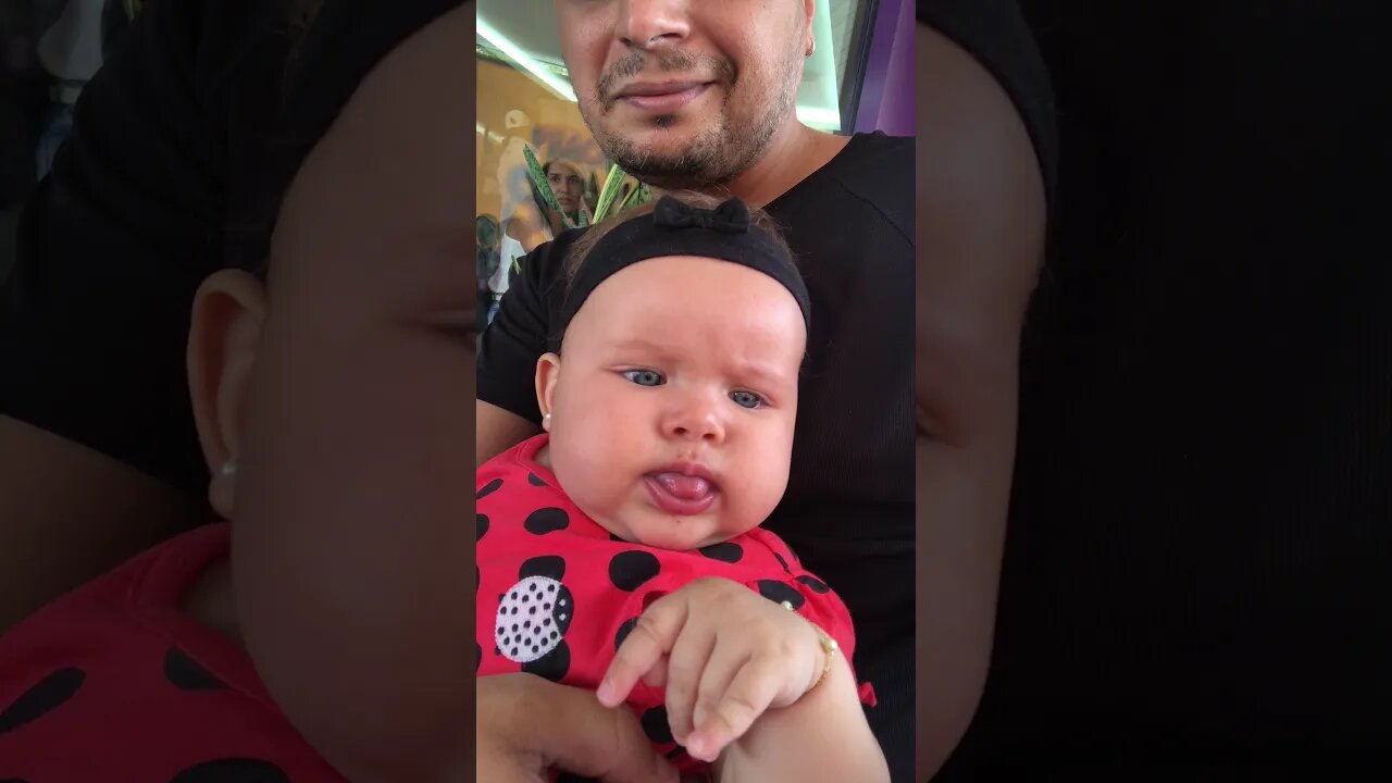 BEBÊ EXPERIMENTA AÇAI PELA PRIMEIRA VEZ - BABY EXPERIENCES AÇAI FOR THE FIRST TIME - आ - آش - アサイー