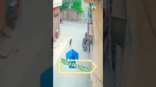 CACHORRO ATACA MOTOCICLISTA #shorts #planetaanimalshorts #animals