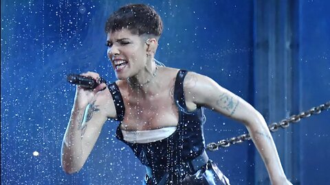 Halsey - Without Me (Live From The Victoria’s Secret Fashion Show)