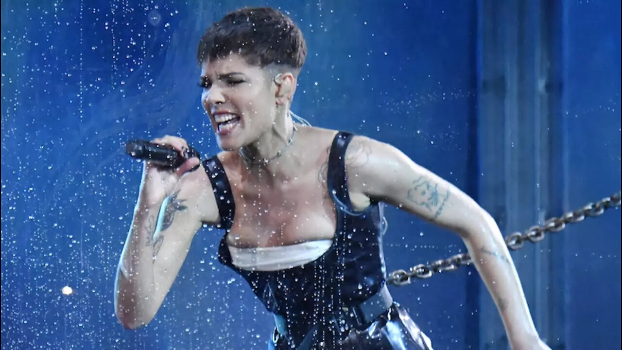 Halsey - Without Me (Live From The Victoria’s Secret Fashion Show)