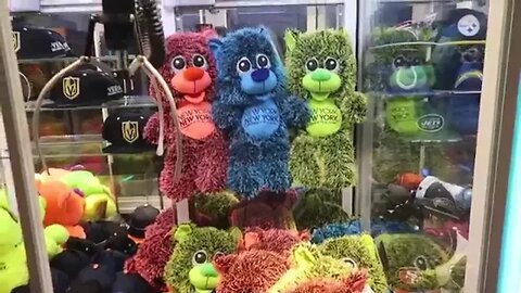 @Lyssy Noel-KID CAUGHT CHEATING THE CLAW MACHINE! *Reuploaded*
