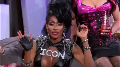 Donald Trump visits drag queens, and receives praise…