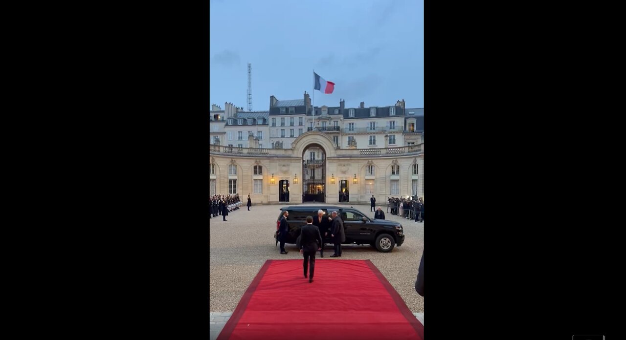 President Trump arrives at Élysée Palace and is greeted by President Macron 🇺🇸🇫🇷