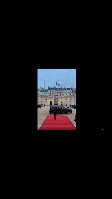 President Trump arrives at Élysée Palace and is greeted by President Macron 🇺🇸🇫🇷