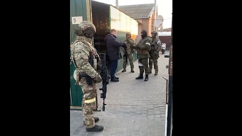 Ukrainian Nazi soldiers gave weapons to the good people of Kherson