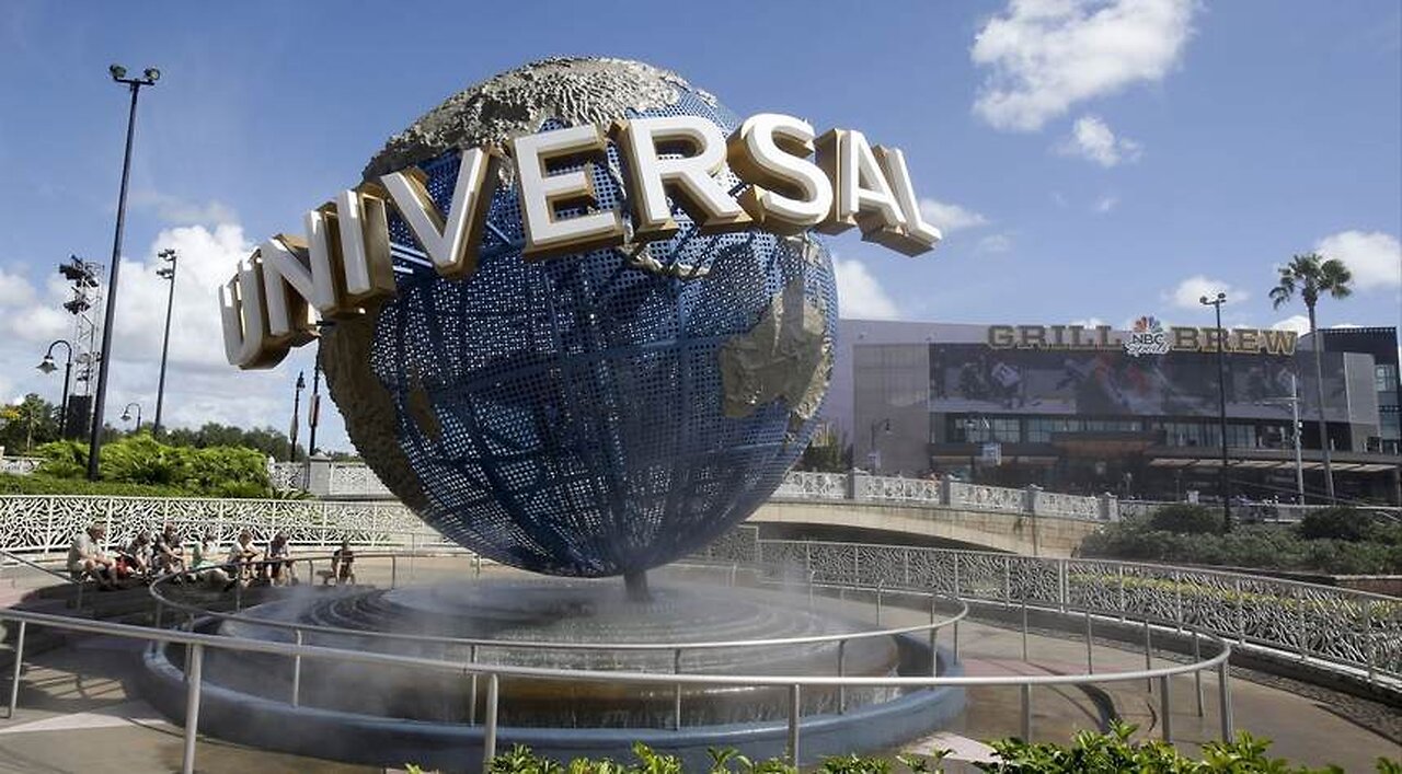 While Disney Treats Park Workers Like Garbage, Universal Is Rolling out the Red Carpet for Theirs