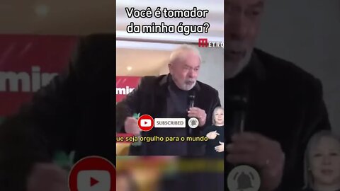 Lula se irrita com fotógrafo tentando tomar sua garrafa