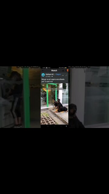 Mujer va al cajero escoltada por 3 amigos, já já já já j