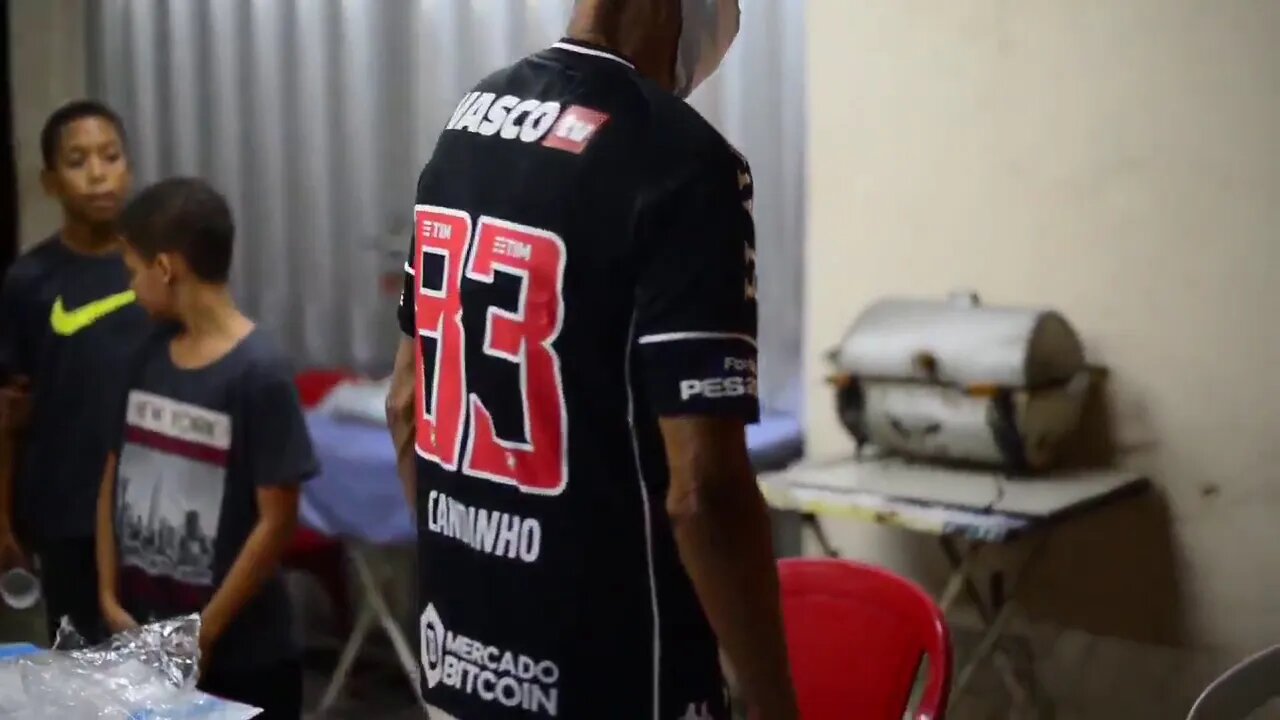 Vasco homenageando João Cândido, protagonista da Revolta da Chibata, com camisa a um de seus filhos