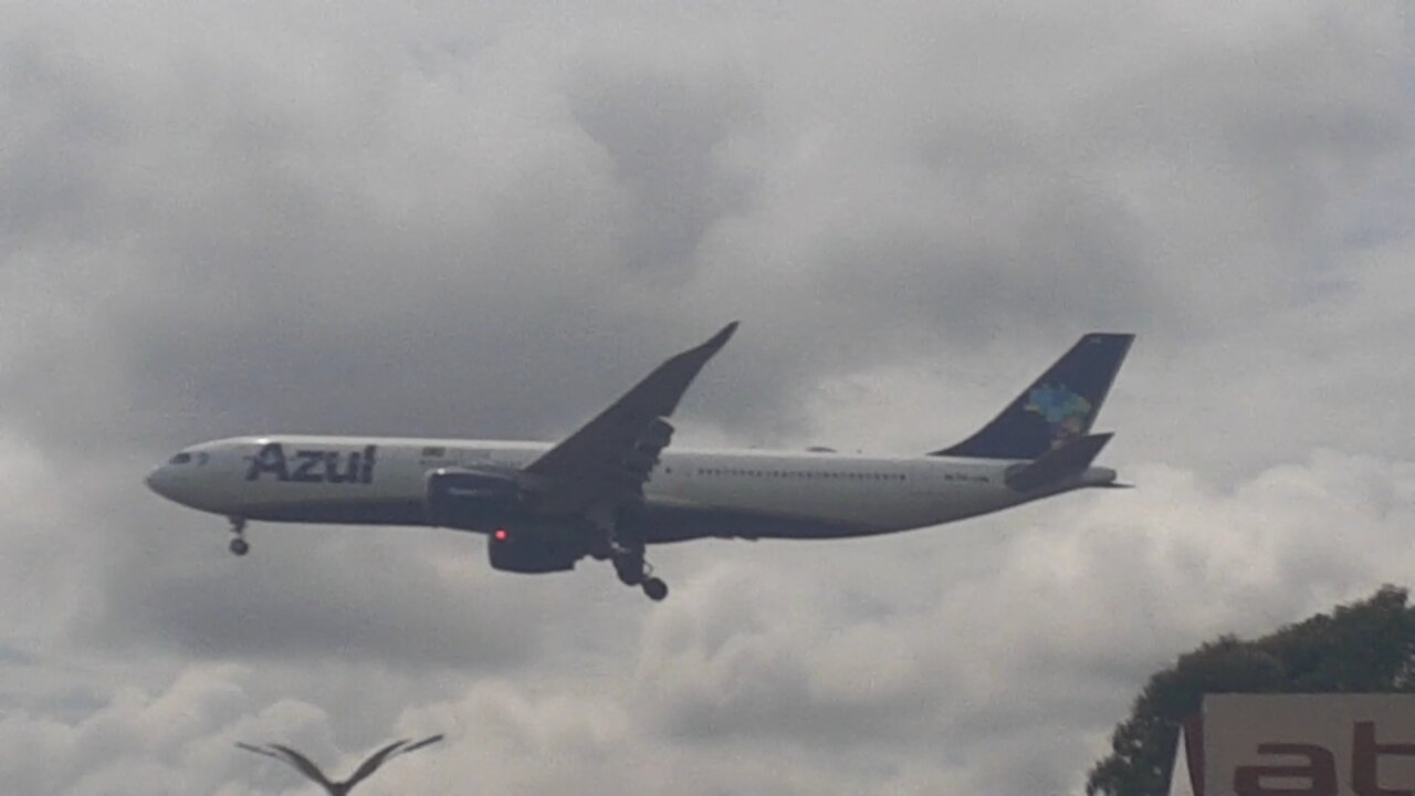 Airbus A330NEO PR-ANW vindo de Campinas e Embraer 195 PR-AUO vindo de Santarém e Belém do Pará