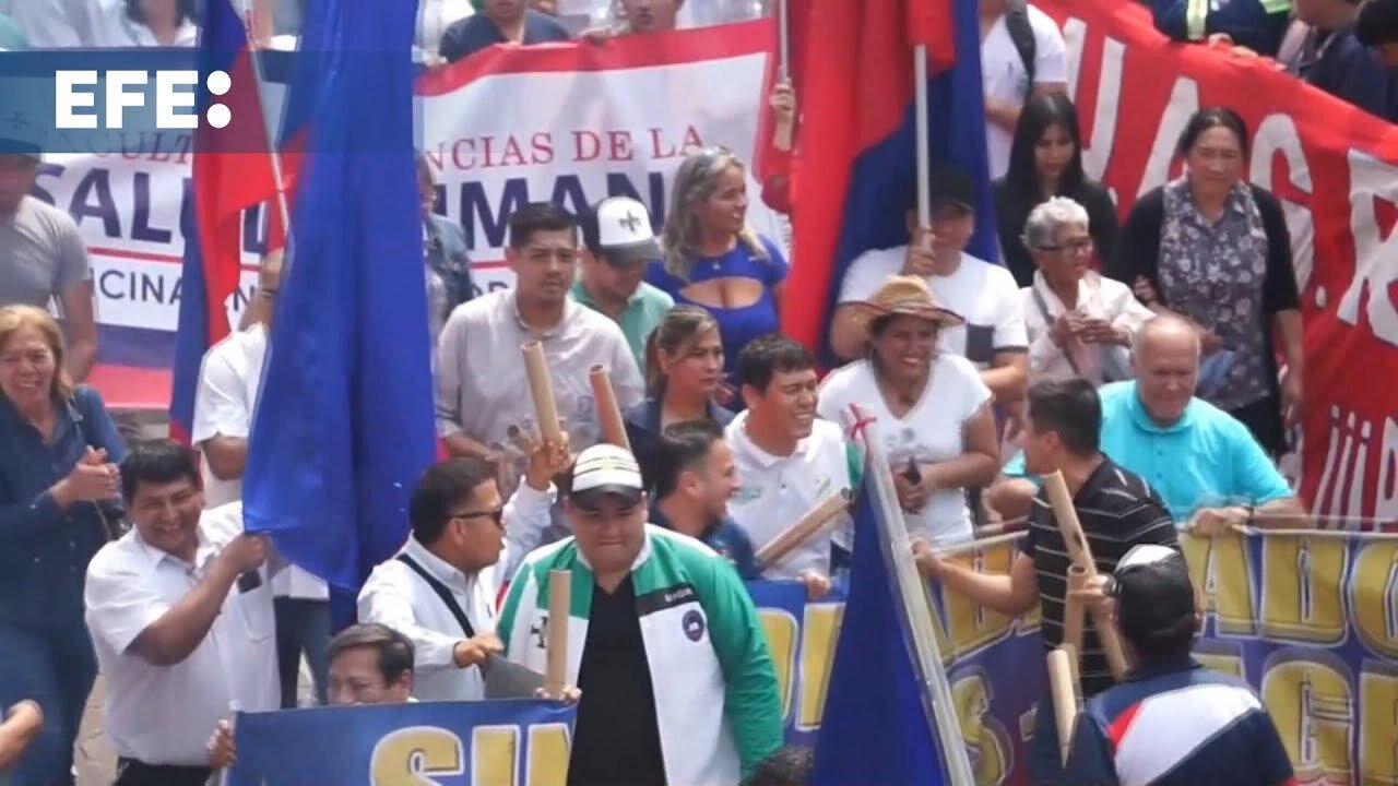 Una multitud protesta en Bolivia contra falta de dólares y combustibles